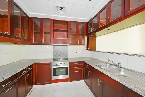 Lägenhet till försäljning i The Views, Dubai, UAE 2 sovrum, 121.89 kvm Nr. 759792 - fotografi 4