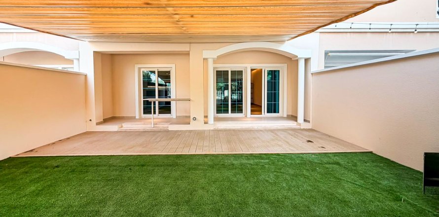 Villa en Jumeirah Village Circle, Dubai, EAU 2 dormitorios, 240 m² № 754389