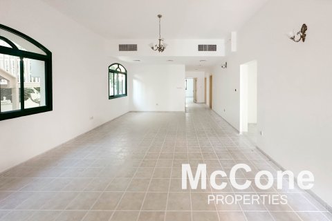 Villa sa Umm Suqeim, Dubai, UAE 3 silid-tulugan, 241.55 sq.m. № 587336 - larawan 1