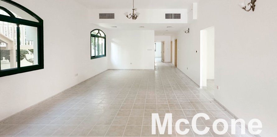 Villa sa Umm Suqeim, Dubai, UAE 3 silid-tulugan, 241.55 sq.m. № 587336