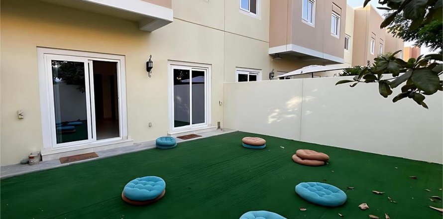 Kaupunkipientalo Dubai, Arabiemiraatit 3 makuuhuonetta, 161 m2 № 713246