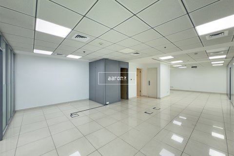 Office in Jumeirah Lake Towers, Dubai, UAE 177.5 sq.m. № 633267 - photo 2