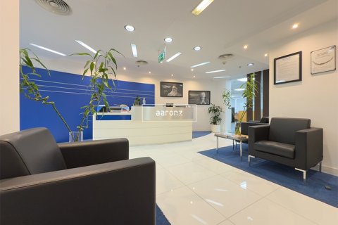 Office in Jumeirah Lake Towers, Dubai, UAE 456.2 sq.m. № 633263 - photo 2