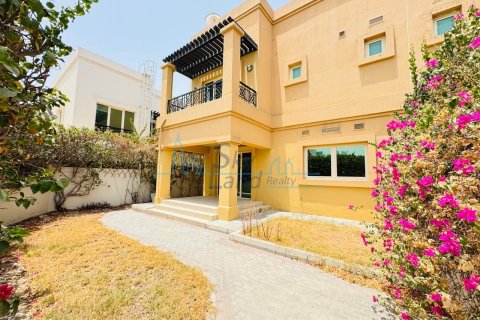 Villa à louer à Jumeirah, Dubai, EAU 4 chambres, 325.2 m2 № 659548 - photo 1