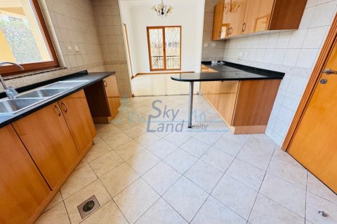 Villa à louer à Jumeirah, Dubai, EAU 4 chambres, 325.2 m2 № 659548 - photo 6