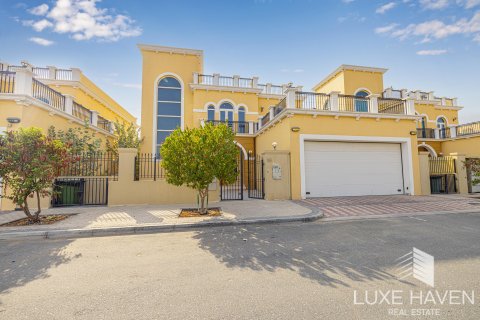 Villa in Jumeirah Park, Dubai, UAE 4 bedrooms, 385.92 sq.m. № 571388 - photo 1