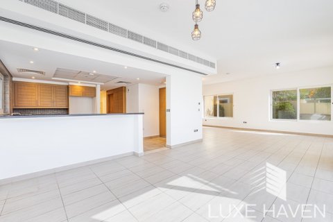 Villa in Jumeirah Park, Dubai, UAE 4 bedrooms, 385.92 sq.m. № 571388 - photo 6