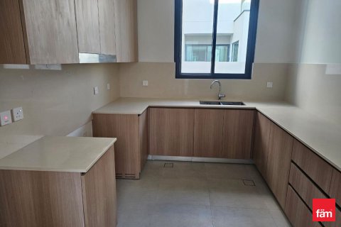 Villa te huur in Dubai, VAE 4 slaapkamers, 458.5 vr.m., nr 682216 - foto 5