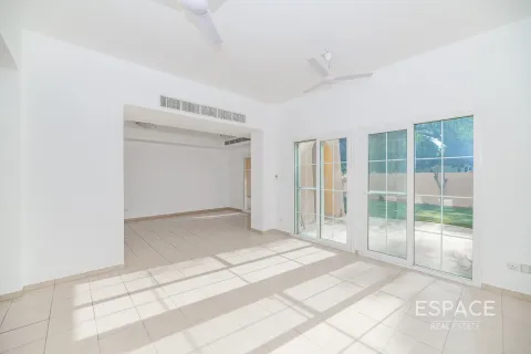 Villa te huur in Arabian Ranches, Dubai, VAE 3 slaapkamers, 283 vr.m., nr 661320 - foto 1