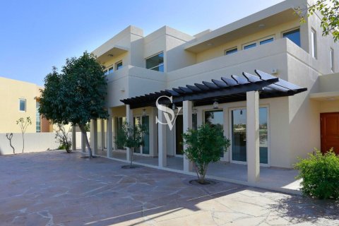 Villa te huur in Arabian Ranches, Dubai, VAE 5 slaapkamers, 767 vr.m., nr 661397 - foto 17