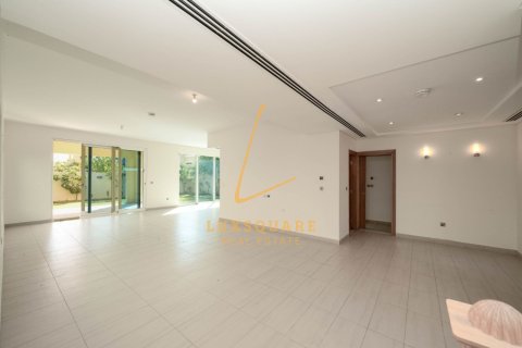 Вилла в Jumeirah Park, Дубай, ОАЭ 4 спальни, 511м2 № 722568