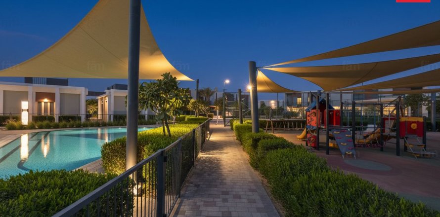 טאונהאוס ב Dubai, איחוד האמירויות 4 חדרי שינה, 252 מ"ר מספר 703547