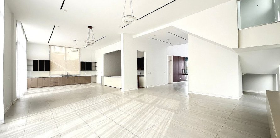 Villa in Jumeirah Park, Dubai, UAE 5 bedrooms, 755.6 sq.m. № 699003