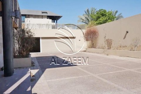 Villa in Al Gurm, Abu Dhabi, UAE 5 bedrooms, 1951 sq.m. № 615640 - photo 17