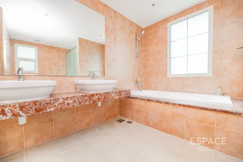 Villa para arrendamento em Jumeirah Village Triangle, Dubai, EAU 2 quartos, 250 m2 № 650263 - foto 13