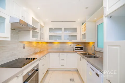 Villa para arrendamento em Jumeirah Village Triangle, Dubai, EAU 2 quartos, 250 m2 № 650263 - foto 4