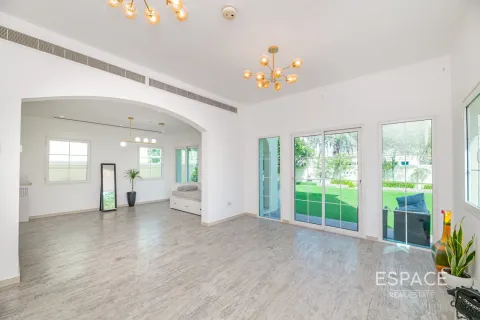 Villa para arrendamento em Jumeirah Village Triangle, Dubai, EAU 2 quartos, 250 m2 № 650263 - foto 2
