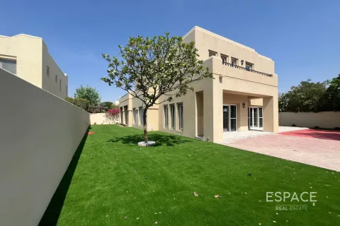 Villa in Arabian Ranches, Dubai, UAE 5 bedrooms, 476 sq.m. № 650262 - photo 1