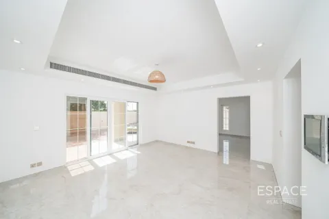 Villa in Arabian Ranches, Dubai, UAE 5 bedrooms, 476 sq.m. № 650262 - photo 4