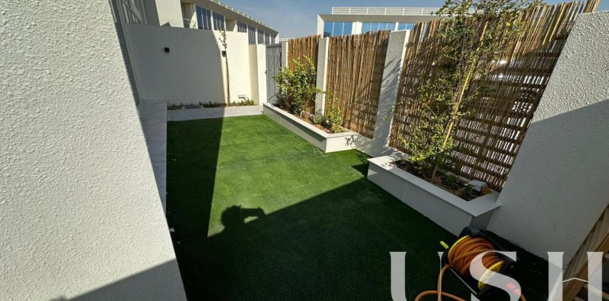 Řadový dům v Dubai Land, SAE 2 ložnice, 106 m² Č.: 621082