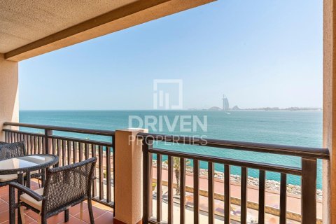Apartment in Palm Jumeirah, Dubai, UAE 2 bedrooms, 164 sq.m. № 653972 - photo 17