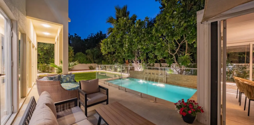 וילה ב Dubai, איחוד האמירויות 4 חדרי שינה, 578 מ"ר מספר 695979