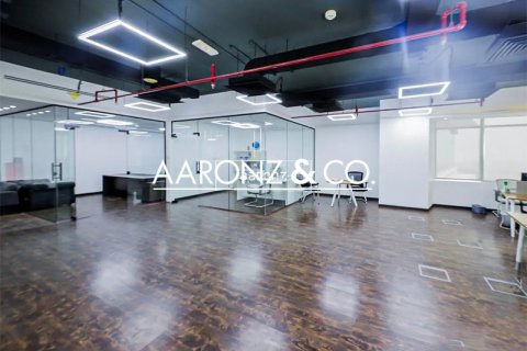 Office in Jumeirah Lake Towers, Dubai, UAE 117.8 sq.m. № 670634 - photo 1
