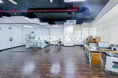 Office in Jumeirah Lake Towers, Dubai, UAE 117.8 sq.m. № 670634 - photo 2