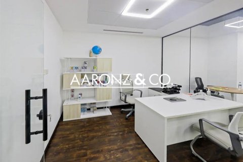 Office in Jumeirah Lake Towers, Dubai, UAE 117.8 sq.m. № 670634 - photo 5