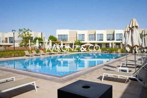 Villa en alquiler en Dubai, EAU 3 dormitorios, 129.9 m2 № 670631 - foto 28