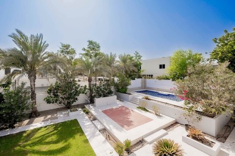 Emirates Hills, Dubai, UAE의 임대용 빌라 침실 5개, 143.03제곱미터 번호 750893 - 사진 15