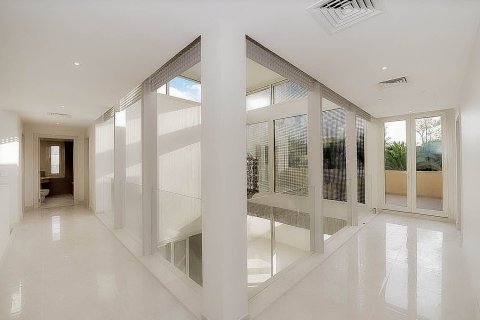 Emirates Hills, Dubai, UAE의 임대용 빌라 침실 5개, 143.03제곱미터 번호 750893 - 사진 3