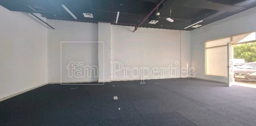 محل تجاري في دبي 76.6 متر مربع . ر قم 645667