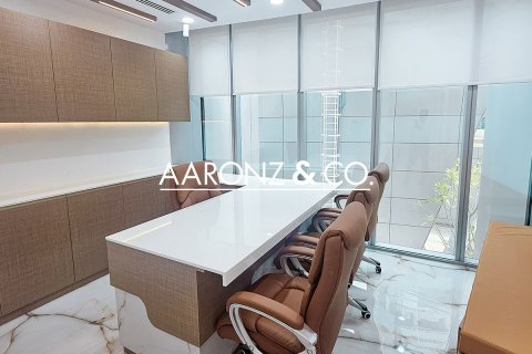 Jumeirah Lake Towers、Dubai、UAEにあるオフィス 107 m2 No682589