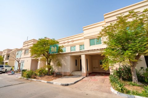 Townhouse in Abu Dhabi, UAE 2 bedrooms, 172 sq.m. № 594456 - photo 1