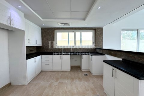 Villa in Jumeirah Park, Dubai, UAE 4 bedrooms, 538.85969672 sq.m. № 583423 - photo 3