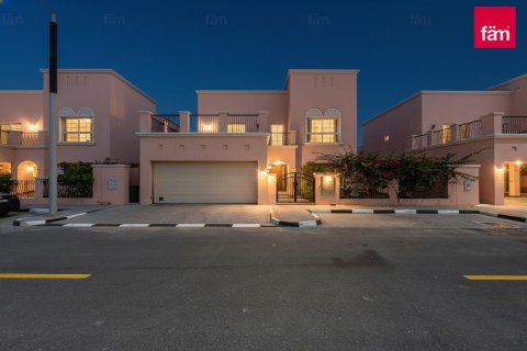 Villa in Dubai, VAE: 4 Schlafzimmer, 470.8 m2 Nr. 701397