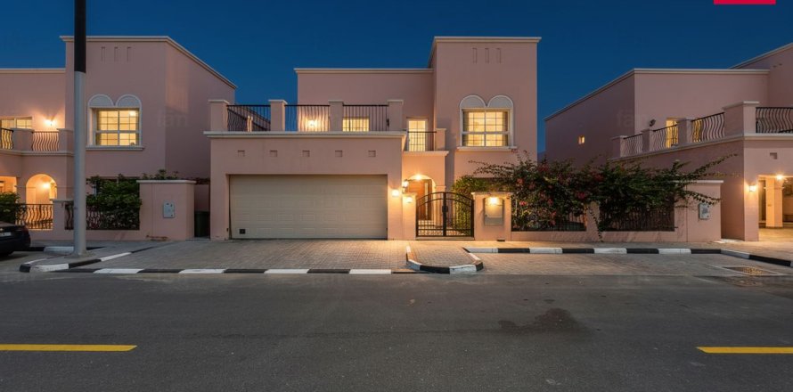 Villa in Dubai, VAE: 4 Schlafzimmer, 470.8 m2 Nr. 701397