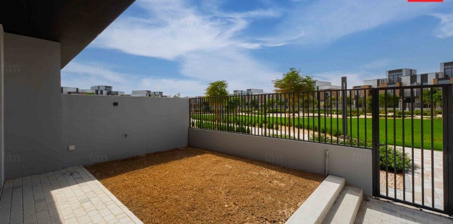 Řadový dům v Dubai, SAE 3 ložnice, 168 m² Č.: 621926