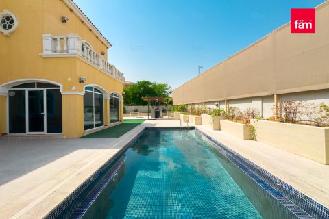 Villa te huur in Dubai, VAE 5 slaapkamers, 849 vr.m., nr 645540 - foto 1