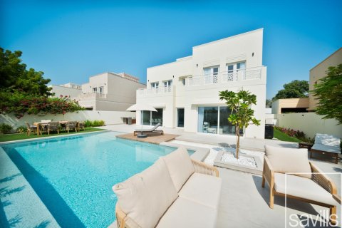 Villa in Meadows, Dubai, UAE 5 bedrooms, 353 sq.m. № 647364 - photo 1