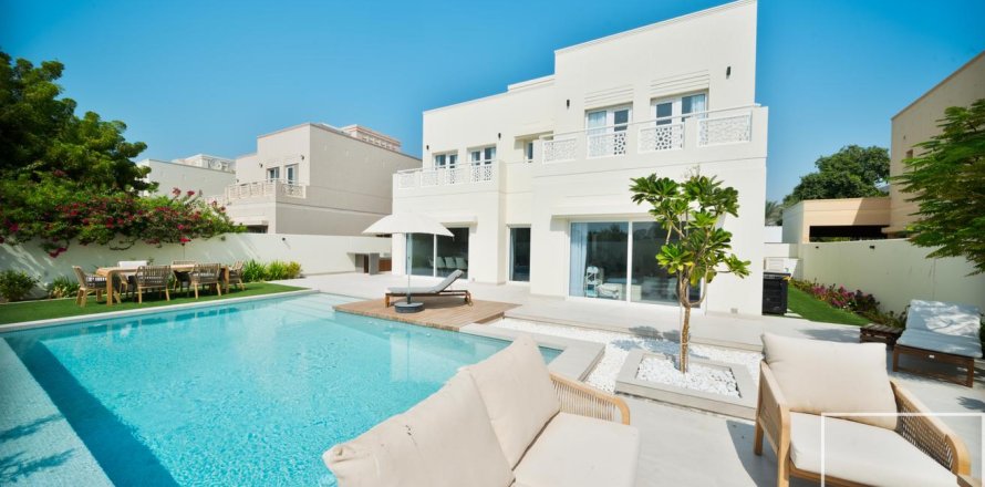 Villa in Meadows, Dubai, UAE 5 bedrooms, 353 sq.m. № 647364