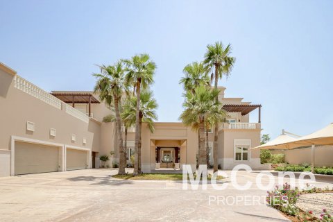 Villa in Emirates Hills, Dubai, UAE 5 bedrooms, 3142.63 sq.m. № 587130 - photo 1