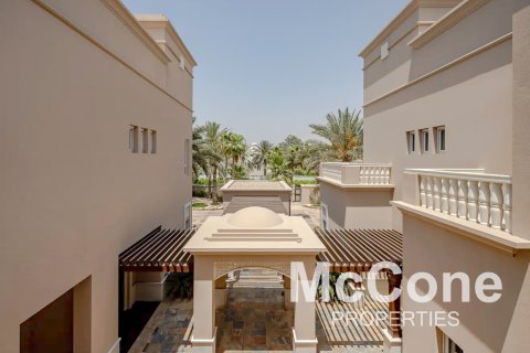 Villa in Emirates Hills, Dubai, UAE 5 bedrooms, 3142.63 sq.m. № 587130 - photo 6