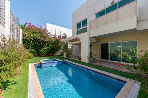 Villa in Jumeirah, Dubai, UAE 5 bedrooms, 390.19 sq.m. № 749848