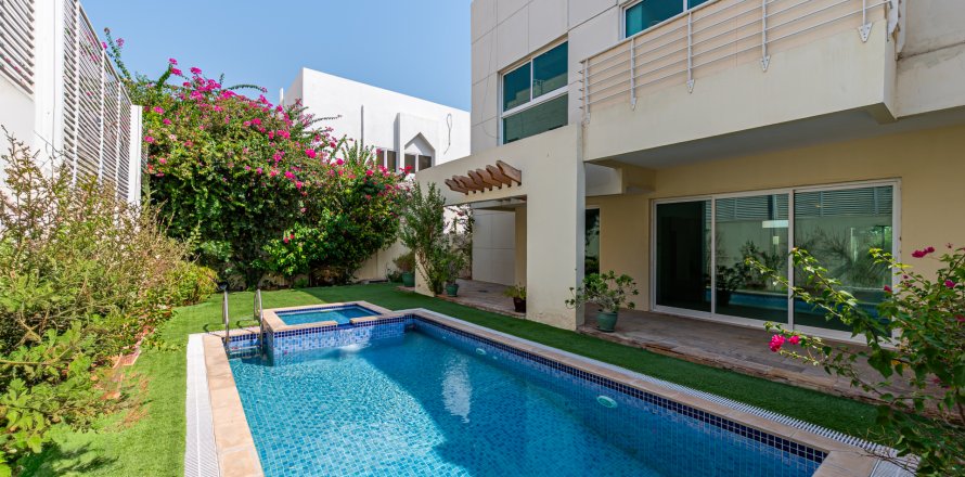 Villa in Jumeirah, Dubai, VAE 5 slaapkamers, 390.19 vr.m. nr 749848
