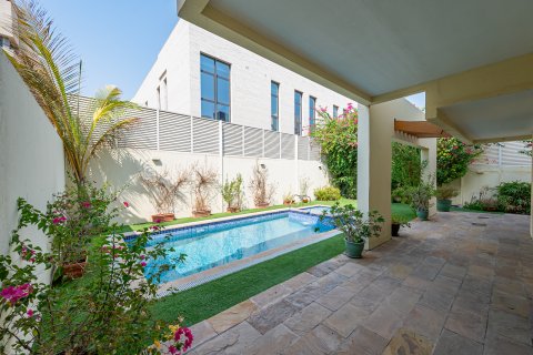 Villa te huur in Jumeirah, Dubai, VAE 5 slaapkamers, 390.19 vr.m., nr 749848 - foto 15