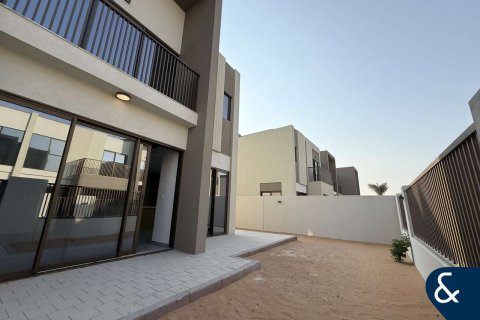 Villa en venta en Dubai Land, Dubai, EAU 4 dormitorios, 216 m2 № 667206 - foto 2