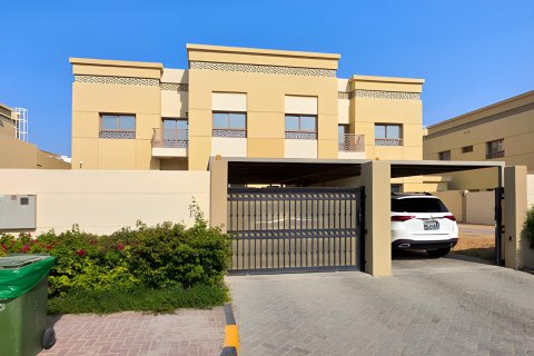 Müüa villa asukohaga Sharjah, AÜE: 10 magamistoaga, 850.81 m² Nr 748904 - pilt 3