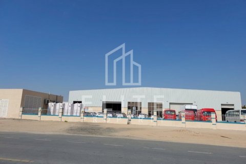 Warehouse in Dubai, UAE 7118 sq.m. № 620313 - photo 1